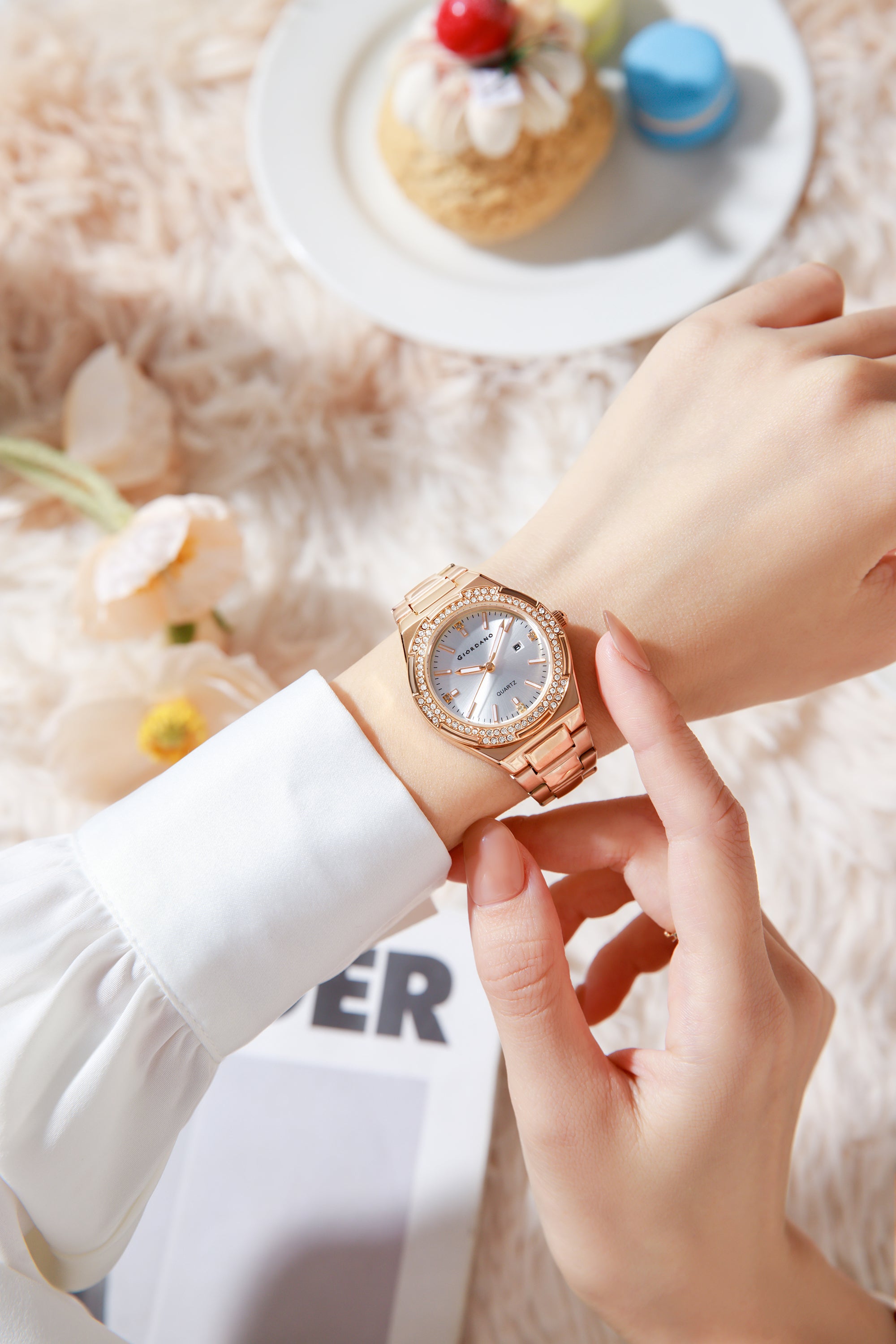 Giordano Analog watch for women with Crystal Bezel, round gloss finish dial, stainless steel strap and date display | GZ-60112-11